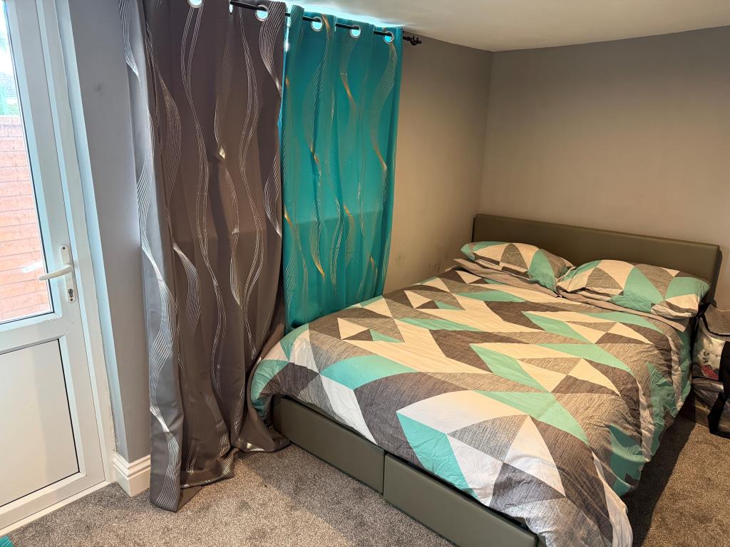 Lot: 161 - DETACHED BUNGALOW IN TOWN CENTRE - Main bedroom with glazed door to rea garden